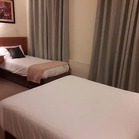 Ma Dwyer's Guest 3* Наван