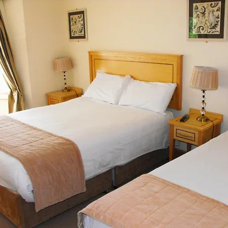 Ma Dwyer's Guest Наван