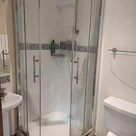 Ma Dwyer's Guest Наван