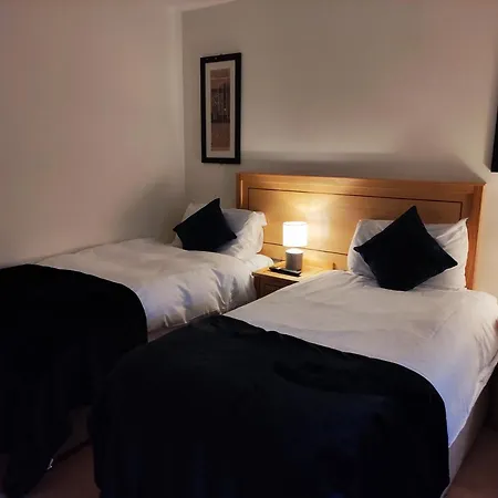 Ma Dwyer's Guest Наван